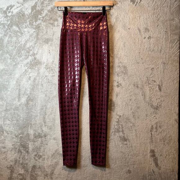 Peloton Show Up Printed Leggings Maroon Foil Houndstooth Size Small - Picture 1 of 6